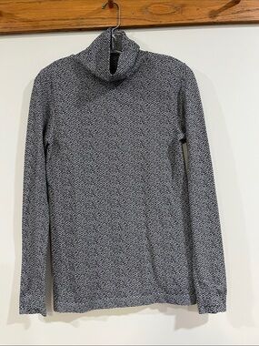 Athleta - M, Turtleneck Running/Athletic top, long line, lightweight knit, layer